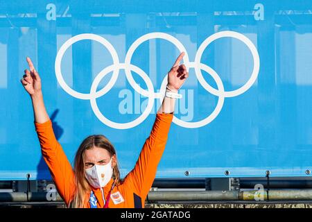 TOKYO, JAPON - 1er AOÛT : Marit Bouwmeester des pays-Bas pose une photo alors qu'elle célèbre sa médaille de bronze lors de la cérémonie de la médaille de voile lors des Jeux Olympiques de Tokyo 2020 au Sagami le 1er août 2021 à Tokyo, Japon (photo de Ronald Hoogendoorn/Orange Pictures) NOCNSF Banque D'Images