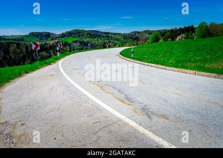 Route sinueuse dans la forêt bavaroise près de la vallée de l'Ilz Allemagne Banque D'Images