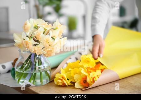 Beaux narcisse fleurs dans l'atelier de fleurs Banque D'Images