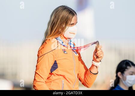 TOKYO, JAPON - 1er AOÛT : Marit Bouwmeester des pays-Bas reçoit sa médaille de bronze lors de la cérémonie de la voile lors des Jeux Olympiques de Tokyo 2020 au Sagami le 1er août 2021 à Tokyo, Japon (photo de Ronald Hoogendoorn/Orange Pictures) NOCNSF Banque D'Images