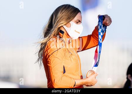 TOKYO, JAPON - 1er AOÛT : Marit Bouwmeester des pays-Bas reçoit sa médaille de bronze lors de la cérémonie de la voile lors des Jeux Olympiques de Tokyo 2020 au Sagami le 1er août 2021 à Tokyo, Japon (photo de Ronald Hoogendoorn/Orange Pictures) NOCNSF Banque D'Images