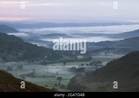 Brume au-dessus de Windermere vue d'en haut de la vallée de la Great Langdale, dans le district de English Lake Banque D'Images