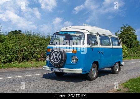 1974 70s bleu blanc VW Volkswagen 1584cc mobil-home essence combi, Caravan et Motorhomes, camping-cars sur les routes de Grande-Bretagne, véhicule de loisirs RV, vacances en famille, vacances Caravanette, vacances caravane Touring, Conversions de minibus, autohome de Vanagon en route vers Capesthorne Hall Classic de juillet car show, Cheshire, Royaume-Uni Banque D'Images