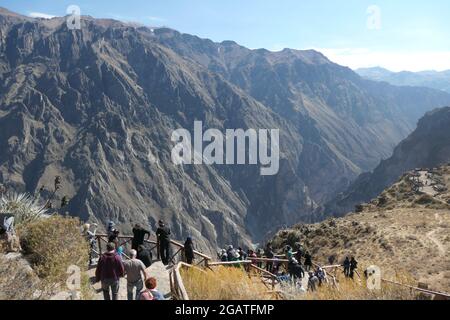 Colca Canyon au Pérou chaîne de montagnes vue sur la montagne les gens regardent regarder regarder à la recherche d'une clôture Condor colline escrime collines rochers rocheux observation Banque D'Images