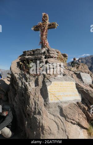 Colca Canyon au Pérou roseaux croix sur la colline de montagne avec inscription dans les collines vieux Condor regardant le site bleu ciel à l'extérieur du sommet des rochers rocheux Banque D'Images