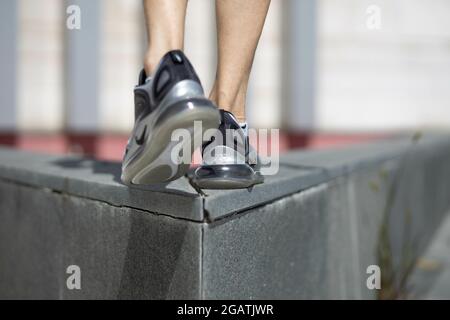 DISTRICT DE BRCKO, BOSNIE-HERZÉGOVINE - 17 juin 2020 : gros plan des jambes de sexe masculin portant des sneakers Nike Air Max 720 grises dans la ville du district de Brcko, en Bosnie Banque D'Images