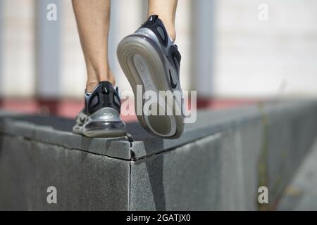 DISTRICT DE BRCKO, BOSNIE-HERZÉGOVINE - 17 juin 2020 : gros plan des jambes de sexe masculin portant des sneakers Nike Air Max 720 grises dans la ville du district de Brcko, en Bosnie Banque D'Images