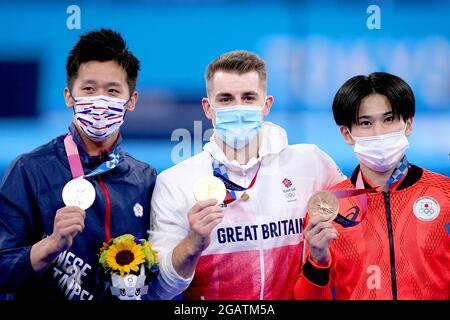 Le Max Whitlock (au centre) de Grande-Bretagne célèbre avec sa médaille d'or après avoir remporté la finale masculine de cheval de Pommel, ainsi que Lee Chih-kai (à gauche), médaillé d'argent au Taipei chinois, et Kazuma Kaya, médaillé de bronze au Japon, au centre de gymnastique Ariake, le neuvième jour des Jeux Olympiques de Tokyo 2020 au Japon. Date de la photo: Dimanche 1er août 2021. Banque D'Images