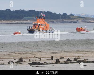 Queenborough, Kent, Royaume-Uni. 1er août 2021. L'ancien bateau de sauvetage Trent Class Sheerness 14-13 « George and Ivy Swanson » a quitté la ville après 25 ans de service ce matin, faisant un court trajet de Queenborough avant son départ. Robin Castle MBE, qui a été les bateaux à temps plein coxswain a servi 40 ans, retourne le bateau au QG RNLI à Poole lors de son dernier voyage avant la retraite. Pic : relief côtier (avant), 14-13 (milieu), classe Atlantique de Southend (droite). Crédit : James Bell/Alay Live News Banque D'Images