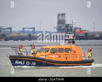 Queenborough, Kent, Royaume-Uni. 1er août 2021. L'ancien bateau de sauvetage Trent Class Sheerness 14-13 « George and Ivy Swanson » a quitté la ville après 25 ans de service ce matin, faisant un court trajet de Queenborough avant son départ. Il était flanqué du nouveau bateau de la classe Shannon, du bateau de secours côtière et du canot de sauvetage de la classe Atlantique de Southend. Robin Castle MBE, qui a été les bateaux à temps plein coxswain a servi 40 ans, retourne le bateau au QG RNLI à Poole lors de son dernier voyage avant la retraite. Photo : le canot de sauvetage de rechange de la classe Shannon. Crédit : James Bell/Alay Live News Banque D'Images