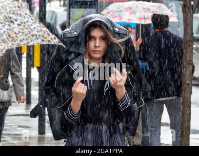 Pic shows: Le temps humide a frappé les acheteurs à Oxford Street le samedi après-midi alors que le juillet pluvieux a continué au tout dernier jour du mois 31.7.21 Banque D'Images