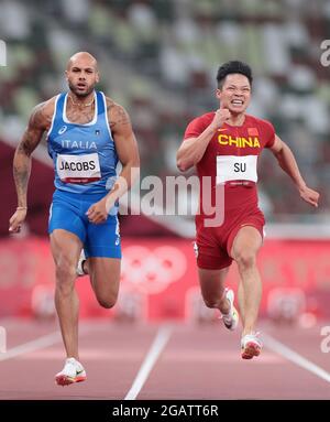 (210801) -- TOKYO, le 1er août 2021 (Xinhua) -- su Bingtian (R) de Chine et Marcell Lamont Jacobs d'Italie se disputent pendant la demi-finale de 100m masculin aux Jeux Olympiques de Tokyo 2020, à Tokyo, au Japon, le 1er août 2021. (Module Xinhua/Li) Banque D'Images