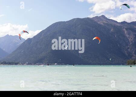 kite surf sur le lac de montagne en été paysage alpin. Achensee, Lac d'Achen, Autriche, Tyrol Banque D'Images