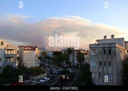 Mugla, Turquie. 31 juillet 2021. La fumée s'élève d'un feu de forêt sur des bâtiments résidentiels dans le district de Marmaris à Mugla, Turquie, le vendredi 30 juillet 2021. (Photo de Recep Sulubay/GochreImagery/Sipa USA) crédit: SIPA USA/Alay Live News Banque D'Images