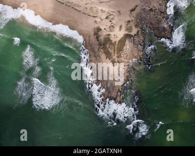 Une vue aérienne des vagues de la mer lavant le sable Banque D'Images