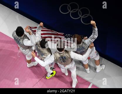 Chiba. 1er août 2021. Les membres de l'équipe des États-Unis célèbrent leur victoire après le match de bronze de l'équipe d'escrime masculin contre le Japon aux Jeux olympiques de Tokyo 2020 à Chiba, au Japon, le 1er août 2021. Credit: Chen Yichen/Xinhua/Alay Live News Banque D'Images