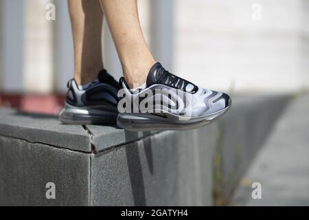 DISTRICT DE BRCKO, BOSNIE-HERZÉGOVINE - 17 juin 2020 : gros plan des jambes de sexe masculin portant des sneakers Nike Air Max 720 grises dans la ville du district de Brcko, en Bosnie Banque D'Images