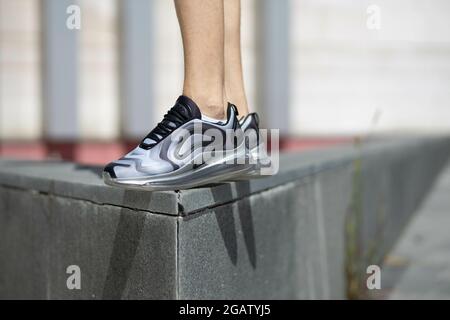 DISTRICT DE BRCKO, BOSNIE-HERZÉGOVINE - 17 juin 2020 : gros plan des jambes de sexe masculin portant des sneakers Nike Air Max 720 grises dans la ville du district de Brcko, en Bosnie Banque D'Images