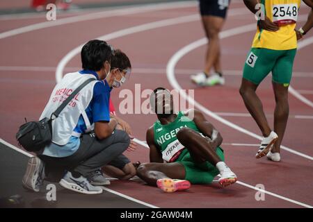 1er août 2021 ; Stade Olympique, Tokyo, Japon : Jeux Olympiques d'été de Tokyo 2020 jour 9 ; Mens 100 mètres de demi-finale échauffe ; ITSEKIRI Usheoritse du Nigeria se retire avec une blessure à la ligne d'arrivée Banque D'Images