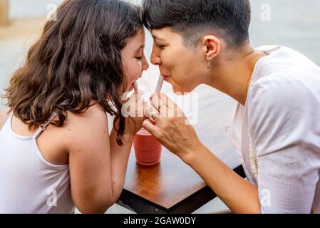 Mère et fille buvant du milkshake Banque D'Images