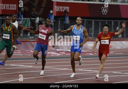 Le Bingtian su (R) de la Chine réagit après avoir remporté la chaleur semi-vaginale de 100m trois avec un temps de 9.83 avec le Lamont Marcell Jacobs de l'Italie, troisième avec 9.84, et le Ronnie Baker deuxième avec 9.83 aux États-Unis au stade olympique pendant les Jeux olympiques d'été de 2020 à Tokyo, Japon, le dimanche 1er août 2021. Photo par Tasos Katopodis/UPI Banque D'Images