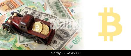 machine en bois avec bitcoins sur euro et dollars texture panorama de fond Banque D'Images