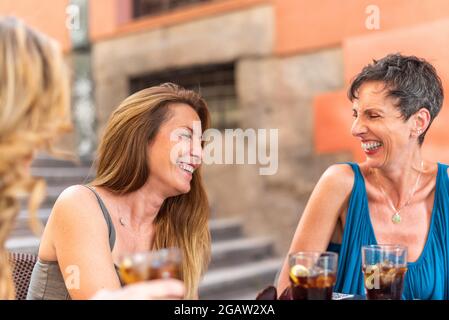 Les femmes adultes d'âge moyen peuvent prendre un verre au bar en plein air Banque D'Images