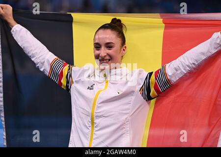 La gymnaste belge Nina Derwael célèbre après avoir remporté l'épreuve finale individuelle des bars inégaux dans le concours de gymnastique artistique, le dixième jour Banque D'Images