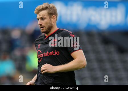 Swansea, Royaume-Uni. 31 juillet 2021. Stuart Armstrong du Southampton FC regarde. Match d'avant-saison, Swansea City v Southampton au Liberty Stadium de Swansea, pays de Galles, le samedi 31 juillet 2021. Cette image ne peut être utilisée qu'à des fins éditoriales. Utilisation éditoriale uniquement, licence requise pour une utilisation commerciale. Aucune utilisation dans les Paris, les jeux ou les publications d'un seul club/ligue/joueur. photo par Andrew Orchard/Andrew Orchard sports Photography/Alamy Live News crédit: Andrew Orchard sports Photography/Alamy Live News Banque D'Images