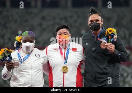 Tokyo, Japon. 1er août 2021. La médaillée d'or Gong Lijiao (C) de Chine, la médaillée d'argent Raven Saunders (L) des États-Unis et la médaillée de bronze Valerie Adams de Nouvelle-Zélande réagissent lors de la cérémonie de remise du coup de pouce des femmes aux Jeux Olympiques de Tokyo 2020 à Tokyo, au Japon, le 1er août 2021. Credit: JU Huanzong/Xinhua/Alamy Live News Banque D'Images