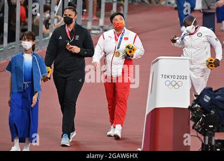 Tokyo, Japon. 1er août 2021. La médaillée d'or Gong Lijiao (2e R) de Chine, la médaillée d'argent Raven Saunders (1er R) des États-Unis et la médaillée de bronze Valérie Adams (2e L) de Nouvelle-Zélande réagissent lors de la cérémonie d'attribution de la Women's Shot mise aux Jeux Olympiques de Tokyo 2020 à Tokyo, au Japon, le 1er août 2021. Credit: Jia Yuchen/Xinhua/Alay Live News Banque D'Images