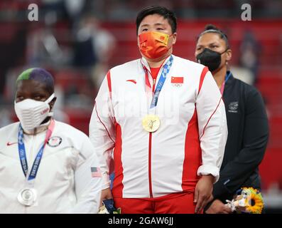 Tokyo, Japon. 1er août 2021. La médaillée d'or Gong Lijiao (C) de Chine, la médaillée d'argent Raven Saunders (L) des États-Unis et la médaillée de bronze Valerie Adams de Nouvelle-Zélande réagissent lors de la cérémonie de remise du coup de pouce des femmes aux Jeux Olympiques de Tokyo 2020 à Tokyo, au Japon, le 1er août 2021. Crédit : Li Ming/Xinhua/Alay Live News Banque D'Images