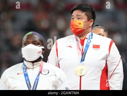 Tokyo, Japon. 1er août 2021. La médaillée d'or Gong Lijiao (C) de Chine, la médaillée d'argent Raven Saunders (L) des États-Unis et la médaillée de bronze Valerie Adams de Nouvelle-Zélande réagissent lors de la cérémonie de remise du coup de pouce des femmes aux Jeux Olympiques de Tokyo 2020 à Tokyo, au Japon, le 1er août 2021. Crédit : Li Ming/Xinhua/Alay Live News Banque D'Images