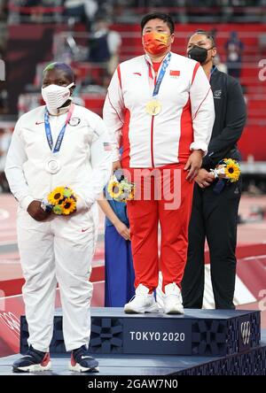 Tokyo, Japon. 1er août 2021. La médaillée d'or Gong Lijiao (C) de Chine, la médaillée d'argent Raven Saunders (L) des États-Unis et la médaillée de bronze Valerie Adams de Nouvelle-Zélande réagissent lors de la cérémonie de remise du coup de pouce des femmes aux Jeux Olympiques de Tokyo 2020 à Tokyo, au Japon, le 1er août 2021. Crédit : Li Ming/Xinhua/Alay Live News Banque D'Images