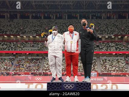 Tokyo, Japon. 1er août 2021. La médaillée d'or Gong Lijiao (C) de Chine, la médaillée d'argent Raven Saunders (L) des États-Unis et la médaillée de bronze Valerie Adams de Nouvelle-Zélande réagissent lors de la cérémonie de remise du coup de pouce des femmes aux Jeux Olympiques de Tokyo 2020 à Tokyo, au Japon, le 1er août 2021. Credit: JU Huanzong/Xinhua/Alamy Live News Banque D'Images