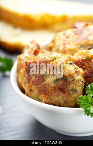 Boulettes de viande roumaines appelées chiftele ou parjoale dans un bol blanc Banque D'Images