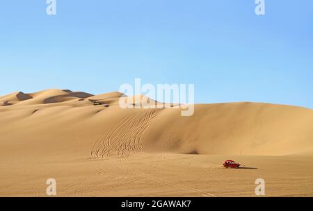 Buggies de dunes qui s'exécutent sur les incroyables dunes de sable de Huacachina dans la région de l'ICA, au Pérou, en Amérique du Sud Banque D'Images