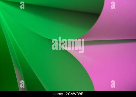 Feuilles de papier éclairées par deux flashguns avec gels colorés à l'avant pour leur ajouter de la couleur Banque D'Images