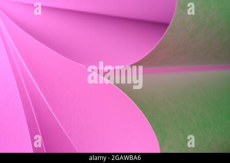 Feuilles de papier éclairées par deux flashguns avec gels colorés à l'avant pour leur ajouter de la couleur Banque D'Images