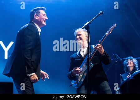 Tony Hadley chantant avec son groupe The Fabulous TH Band au festival de musique Fantasia à Maldon, Essex, Royaume-Uni. Avec Lily Gonzalez à la batterie. Guitariste Banque D'Images