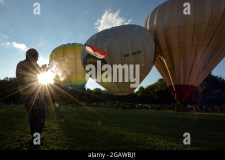 Chrudim, République tchèque. 30 juillet 2021. Un ballooniste se prépare à la prise. La 12e fête des ballons à air chaud tchèque, Balony nad Chrudimi, aura lieu à Chrudim (130 kilomètres à l'est de Prague) en République tchèque. (Credit image: © Slavek Ruta/ZUMA Press Wire) Banque D'Images