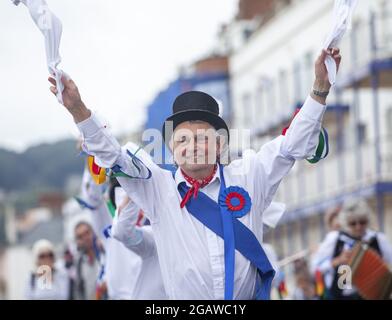 Sidmouth, Devon, Royaume-Uni. 1er août 2021. Seize mois et quinze jours après le premier confinement, les danseurs retournèrent à Sidmouth pour laisser tomber leurs cheveux au festival folklorique de Sidmouth. Des visages souriants partout tandis que les troupes de danse Morris essayaient leurs déplacements autour de la ville balnéaire de Devon. Tony Charnock/Alay Live News Banque D'Images