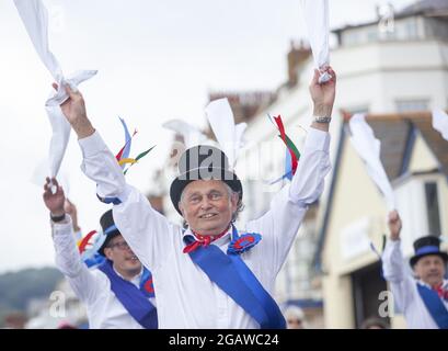 Sidmouth, Devon, Royaume-Uni. 1er août 2021. Seize mois et quinze jours après le premier confinement, les danseurs retournèrent à Sidmouth pour laisser tomber leurs cheveux au festival folklorique de Sidmouth. Des visages souriants partout tandis que les troupes de danse Morris essayaient leurs déplacements autour de la ville balnéaire de Devon. Tony Charnock/Alay Live News Banque D'Images