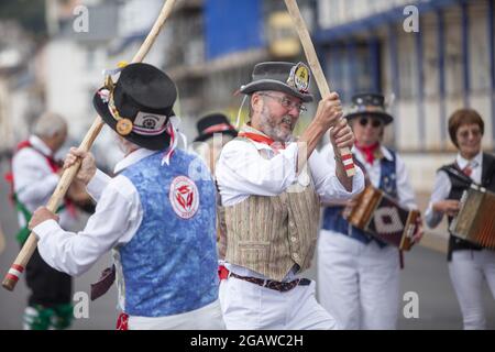 Sidmouth, Devon, Royaume-Uni. 1er août 2021. Seize mois et quinze jours après le premier confinement, les danseurs retournèrent à Sidmouth pour laisser tomber leurs cheveux au festival folklorique de Sidmouth. Tony Charnock/Alay Live News Banque D'Images