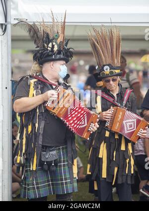 Sidmouth, Devon, Royaume-Uni. 1er août 2021. Seize mois et quinze jours après le premier confinement, les danseurs retournèrent à Sidmouth pour laisser tomber leurs cheveux au festival folklorique de Sidmouth. Des masques étaient encore en évidence pour certains interprètes. Tony Charnock/Alay Live News Banque D'Images