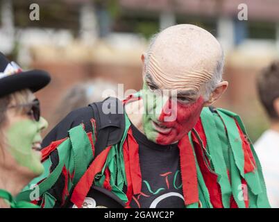 Sidmouth, Devon, Royaume-Uni. 1er août 2021. Seize mois et quinze jours après le premier confinement, les danseurs retournèrent à Sidmouth pour laisser tomber leurs cheveux au festival folklorique de Sidmouth. Des visages souriants partout tandis que les troupes de danse Morris essayaient leurs déplacements autour de la ville balnéaire de Devon. Tony Charnock/Alay Live News Banque D'Images