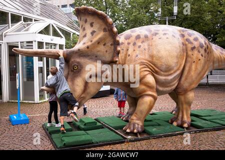 Modèles de dinosaures grandeur nature exposés à divers endroits dans le centre-ville de Bochum, ici: Triceratops, Rhénanie-du-Nord-Westphalie, Allemagne. Lebensgro Banque D'Images