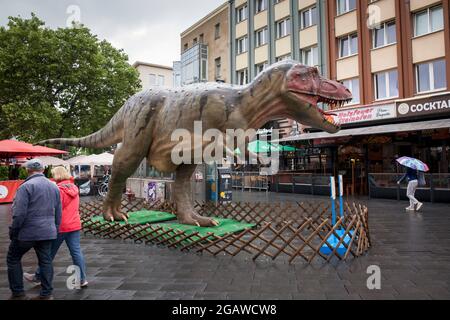 Modèles de dinosaures grandeur nature exposés à divers endroits du centre-ville de Bochum, ici: Tyrannosaurus, Rhénanie-du-Nord-Westphalie, Allemagne. Lebensg Banque D'Images