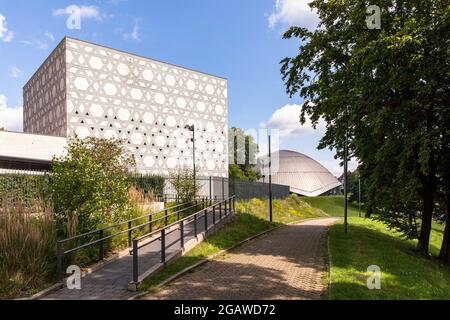 La synagogue de la communauté juive Bochum, en arrière-plan le planétarium Zeiss, Bochum, Rhénanie-du-Nord-Westphalie, Allemagne. Die Synagoge der Jued Banque D'Images
