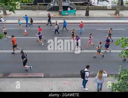 Les gens qui exécutent le semi-marathon des monuments de Londres pour recueillir de l'argent pour la charité. Londres - 1er août 2021 Banque D'Images